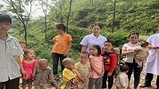 90后贫困夫妻12年生9娃：生完十个不生了 要供娃上大学