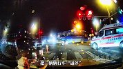 救护车开警报未被让行，外卖小哥勇闯车流中，用身体开道