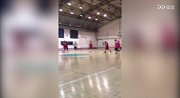 CBA-1718赛季-郭艾伦休赛期打野球 客串中锋+送背后妙传-花絮