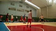 中国男篮-14年-宫鲁鸣指导男篮训练 周琦赵泰隆隔人怒扣-新闻