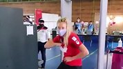 加拿大奥运冠军机场上演终极凡尔赛！衣服里藏金牌吓保安大哥一跳