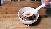我家菠菜从不炒着吃，开水里烫一下，简单一做，不管多少都不够吃