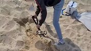 看到主人被埋在沙滩里，狗子会怎么做？差点被暖哭了