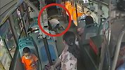 公交员一个善举被老人当众磕头致谢 下跪瞬间让人心酸又感动