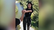 背着身子蹦极！美女那一跃真的很美