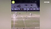 踢球变摔跤？裁判举旗越位 门将飞扑对手前锋