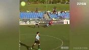 欠揍！老哥门线停球 俯身头球顶空门