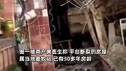 惊险！四川一房屋平台突然断裂，一名老人被坍塌的砖墙埋压