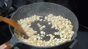 白菜不用炒着吃了，教你做成菜卷，皮筋道馅鲜香，简单吃不够