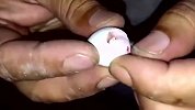 男子捡到一颗破蛋，好奇的剥开一看，结果惊呆了！