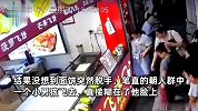 小朋友叉腰围观老板表演飞饼，下一秒直接被面饼糊脸，笑翻众人