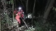 跨年登山女友崖边方便不慎坠崖 男友一跃而下双双被困