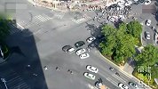 【福建】宝马女司机路口连撞3车 电动车驾驶员身陷车底