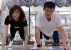 故意放水吗？周鹏家中做俯卧撑竟不敌娇妻
