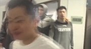 篮球-1718赛季-丁彦雨航在队友的搀扶下离开赛场 他咬着牙说：“腿真是不行了。”-花絮