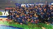 文能提笔安天下 秦升手动“五毛钱”特效创造捧杯合影氛围