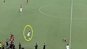 中甲外援率先发现对手胡靖倒地，第一时间大叫让其救治