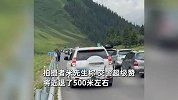 公路堵车，车辆排队通行，越野车逆行加塞，交警“贴脸”霸气逼退