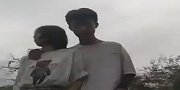 铁轨旁拍视频被火车掀翻 铁警怒斥情侣：不能拿人的生命做赌注！