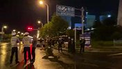 大连人收获一场大胜 球迷在酒店门口等待球队大巴