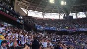 阿圭罗破门引爆斯巴达克球场 球迷欢呼雀跃庆祝进球