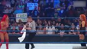 拳场变秀场！WWE女子上衣掉落   捂着胸口尴尬离场