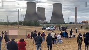 【英国】冷却塔爆破中刮上电线 火光四射引发停电