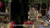 尘封10年墓穴被“警察”撬开，拿出骨灰盒，打开一看不淡定了