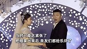 新郎婚礼上试图抽烟接电话，新娘随手一扔笑坏网友：新郎好像雇来的