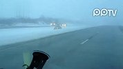 疯狂的轿车！雪地里漂移前行