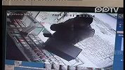 （记者联盟）监控实拍一男子偷梁换柱假烟换真烟