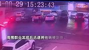 男子雨天奔跑路过树下，瞬间被雷击中倒地不醒，群众紧急抬一旁救治