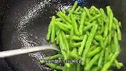 豆角炒好了是超好吃的，口感软软的又入味，吃一个夏天都不会腻