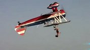 极限-15年-淡定女汉子空中倒挂金钩 机翼上单腿站立-新闻