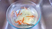 酸辣土豆丝不要直接下锅炒，多加一个步骤，脆爽开胃好吃又下饭