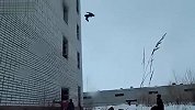 疯狂的俄罗斯牛人四楼空翻下楼