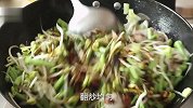 大磊做河南地道的蒸面条，筋道鲜香，营养丰富，一人一碗不过瘾