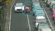 缘分啊 妻子横穿马路被撞倒 丈夫来接她同一路线同一地点也被撞
