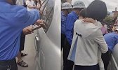 家长不知去向，儿童被锁车内！听到街头求救，他们破窗救人