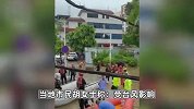 福州暴雨部分地区内涝严重，市民家窗边漂过装满冰淇淋的冰柜