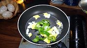 蛋炒饭怎么炒好吃又简单易学，简单又好吃的青椒蛋炒饭