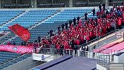 酷寒天气冻结不了球迷的热情！建业球员登场热身球迷欢呼不停