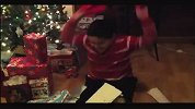 YouTube精选2011极品搞笑第十二名：稀奇古怪的圣诞礼物 哭笑不得的小孩