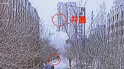 警惕！9岁男孩下水井放鞭炮被炸身亡 井盖瞬间掀飞砸中六楼窗户