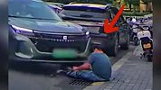 男子骑车摔倒压住腿，还没站起又遭拐弯车辆碾压！网友：祸不单行