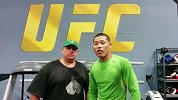 UFC-16年-UFC终极斗士第23季决赛倒计时：李景亮介绍他的教练-花絮