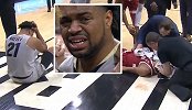 恐怖！NCAA球员失去平衡头撞地面导致休克 当事人自责哭泣