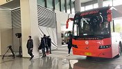 现场-山东鲁能抵达苏州奥体  格德斯金发亮眼佩莱派头十足