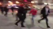 俄球迷冲突现场如春节放烟花 火光四射人群混乱不堪