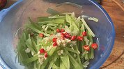 福建小伙在家做凉拌莴笋，蒜蓉辣椒必不可少，菜鸟都能学会